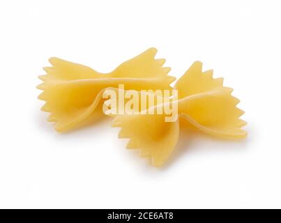 Farfalle platziert auf einem weißen Hintergrund schräg geschossen Stockfoto