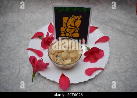 Undralla payasam süßen indischen Gericht auf Ganesh chaturthi Festival in telangana und andhrapradesh südindien angeboten. Dekoriert mit Blumen und Blütenblättern Stockfoto