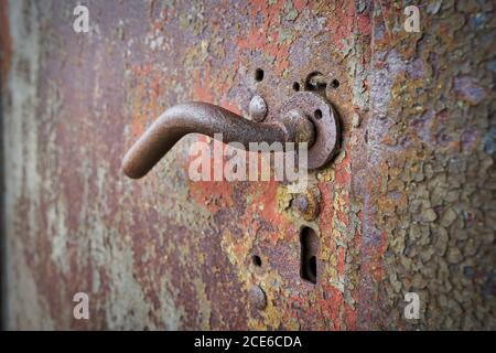 Türgriff an einer alten Metalltür im Hafen von Magdeburg Stockfoto