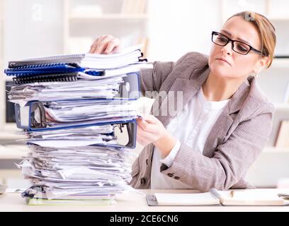 Die geschäftsfrau sehr beschäftigt mit laufenden Schreibarbeit Stockfoto