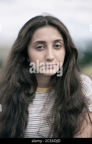 Ernst Teenager Mädchen Blick auf Kamera im Freien Stockfoto