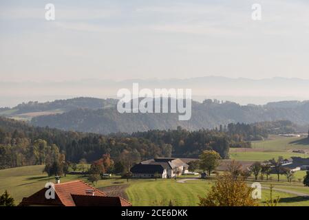 Idyllische Fernsicht im oberen Donautal - Österreich, ländliche Gegend Stockfoto