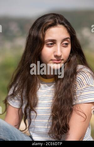 Schöne Teenager-Mädchen suchen weg im Freien Stockfoto