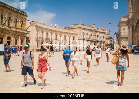 Menge am Dome-Platz, sonniger August-Tag. Ortigia Stadtgebiet. Syrakus Siracusa, Sizilien Italien, Sommersaison Stockfoto