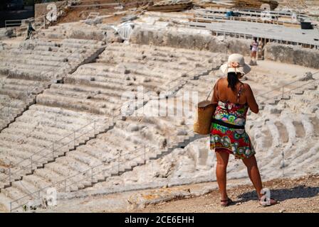 Reife Frau erkunden antiken griechischen und römischen Theater .Ortigia Stadtgebiet. Syrakus Siracusa, Sizilien Italien, Sommersaison Stockfoto