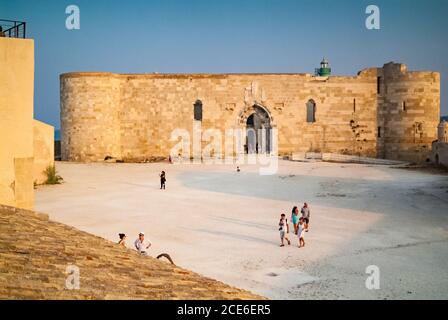 Touristen erkunden Maniace alte Burg bei Sonnenuntergang Sonnentag.Ortigia Stadtgebiet. Syrakus Siracusa, Sizilien Italien, Sommersaison Stockfoto