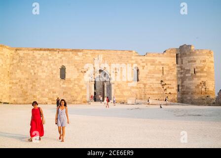 Touristen erkunden Maniace alte Burg bei Sonnenuntergang Sonnentag.Ortigia Stadtgebiet. Syrakus Siracusa, Sizilien Italien, Sommersaison Stockfoto