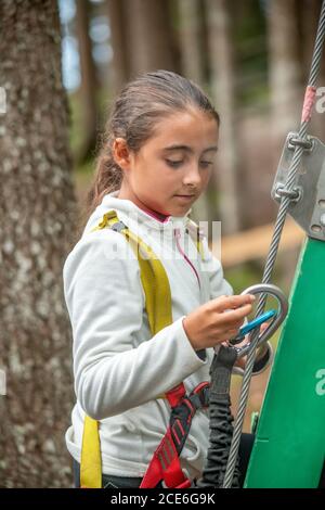 Young Climber Spaß im Abenteuer Naturpark Outdoor - Junge glückliche Menschen tun Extremsport am Wochenende, Urlaub und Urlaub Konzept. Stockfoto