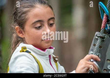 Young Climber Spaß im Abenteuer Naturpark Outdoor - Junge glückliche Menschen tun Extremsport am Wochenende, Urlaub und Urlaub Konzept. Stockfoto