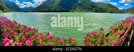 Schöner See von Alleghe in der Sommersaison, Italien. Stockfoto