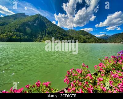 Schöner See von Alleghe in der Sommersaison, Italien. Stockfoto