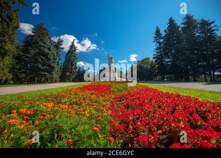 Luftaufnahme über das Pantheon-Denkmal im Meeresgarten von Varna, Bulgarien Stockfoto