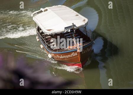 Padovanella: Ein Boot, das die Flüsse in Padua für touristische Ausflüge durchstöberte Stockfoto