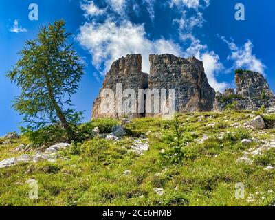 Fünf Türme, Italienische Alpen. Cinque Torri Landschaft im Sommer, Dolomiten. Stockfoto