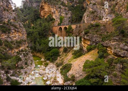 Viadukt in der Schlucht des Canaleta Flusses, in der Nähe der heißen Quellen von La Fontcalda, Spanien Stockfoto