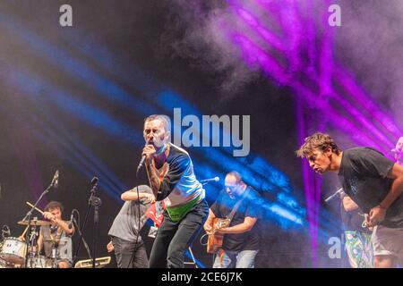 Auroro Borealo - Lo Stato Sociale - I Camillas durante Festival 'Luccichini Dappertutto', Konzert in pesaro (pu), Italia, 22 Agosto 2020 Stockfoto