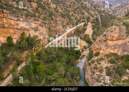 Viadukt in der Schlucht des Canaleta Flusses, in der Nähe der heißen Quellen von La Fontcalda, Spanien Stockfoto