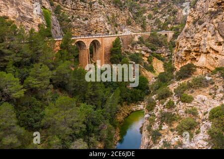 Viadukt in der Schlucht des Canaleta Flusses, in der Nähe der heißen Quellen von La Fontcalda, Spanien Stockfoto