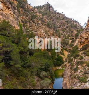 Viadukt in der Schlucht des Canaleta Flusses, in der Nähe der heißen Quellen von La Fontcalda, Spanien Stockfoto