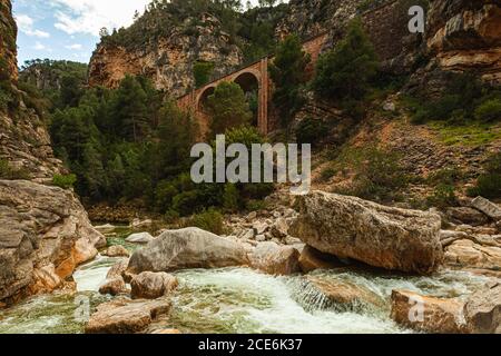 Viadukt in der Schlucht des Canaleta Flusses, in der Nähe der heißen Quellen von La Fontcalda, Spanien Stockfoto