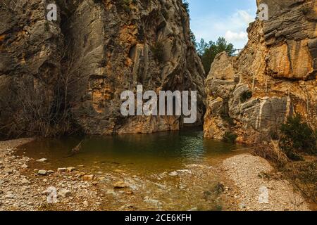 In den Fels gehauene Treppen führen an einem Wasserbecken in der Canaleta-Schlucht bei La Fontcalda entlang. Stockfoto