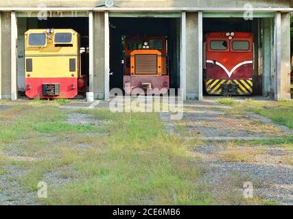 Alte Diesel-Triebwerke in einem alten Schuppen Stockfoto