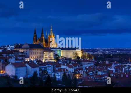 Am Abend Blick auf die Prager Burg von Petrin Hügel, Tschechische Republik. Stockfoto