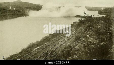 . Geschichte des Panamakanals; seine Konstruktion und Erbauer. Deich bei Gamboa, der das Wasser des Flusses Chagres aus Culebra Schnitt während der Bauzeit. Brunnen bohrt bei der Arbeit Vorbereitung für das Strahlen.Blowing up Gamboa Dike. SCHUTZ DER SCHLEUSEN 153 zwei davon werden mit dem vorderen Teil des Schiffes durch Kabel verbunden, während zwei andere Motoren zurücktreten, um den Kessel vor einer zu schnellen Bewegung zu schützen. Auf diese Weise wird das durchschnittliche Schiff vier Motorenhaben, die mit langen Kabeln an ihm befestigt sind, zwei für das Vorziehen und zwei, um zu verhindern, dass es sich zu schnell bewegt, und sie stoppen es genau wann Stockfoto