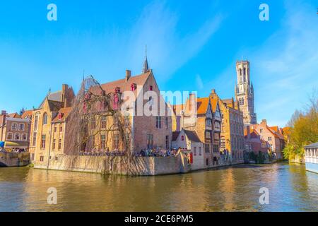 Landschaftlich reizvolle Stadtlandschaft mit Kanal in Brügge, Belgien Stockfoto