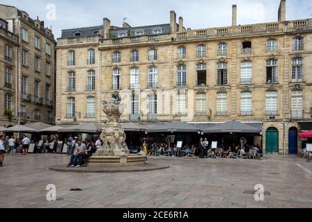 Bordeaux, Frankreich - 9. September 2018: Parlament Platz oder die Place du Parlement. Historischen Platz mit einem reich verzierten Brunnen, Cafés und Restaurants finden Sie in Stockfoto