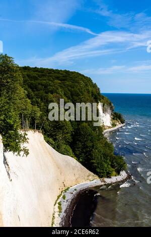 Ein Blick auf die schönen Kalk- und Kalksteinklippen in Nationalpark Jasmund auf Rügen in Deutschland Stockfoto