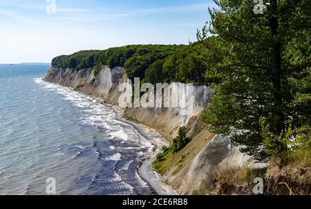 Ein Blick auf die schönen Kalk- und Kalksteinklippen in Nationalpark Jasmund auf Rügen in Deutschland Stockfoto