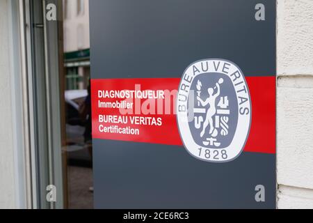 Bordeaux , Aquitaine / Frankreich - 08 25 2020 : Bureau Veritas Logo und Zeichen der internationalen Zertifizierungsstelle Stockfoto