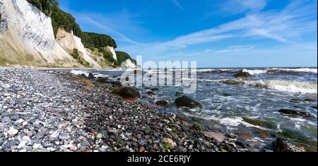 Ein Blick auf die schönen Kalk- und Kalksteinklippen in Nationalpark Jasmund auf Rügen in Deutschland Stockfoto