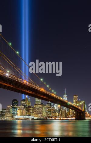 Tribut in Light mit der Brooklyn Bridge, dem East River und den Skycrapers von Lower Manhattan. Finanzviertel, New York City Stockfoto