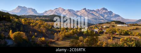 Panoramablick im Herbst auf das Devoluy Gebirge (Obiou Peak) und die Dörfer Giers und Le Courtil. Hautes-Alpes. Alpen, Frankreich Stockfoto