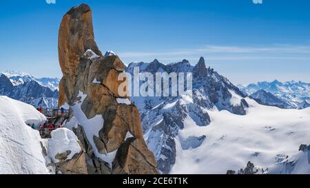 Gipfel des Voie Rebuffat bei Aiguille du Midi mit Blick auf den entfernten Grande Jorasses. Mont Blanc Range, Chamonix, Hautes-Savoie (74), Alpen, Frankreich Stockfoto