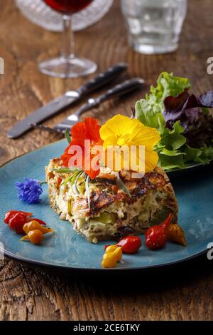 Französische Quiche mit Salat Stockfoto