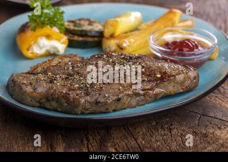 Gegrilltes Steak mit Pommes frites Stockfoto