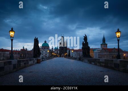 Morgen Blick auf die Karlsbrücke und der Altstädter Brückenturm im historischen Zentrum von Prag. Stockfoto