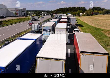 Siebenlehn, Deutschland. August 2020. Stau auf der A4 zwischen der Kreuzung Nossen und Berbersdorf. Einige Fahrzeuge sind in der Rettungsspur geparkt. Quelle: Tino Plunert/dpa-Zentralbild/ZB/dpa/Alamy Live News Stockfoto