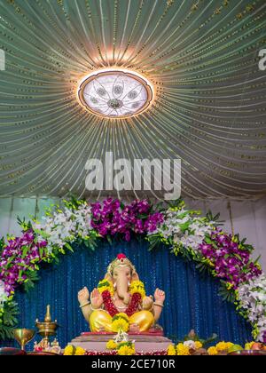 Lord Ganesha geschmückt mit Orchideenblumen Stockfoto