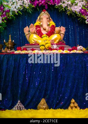 Lord Ganesha geschmückt mit Orchideenblumen Stockfoto