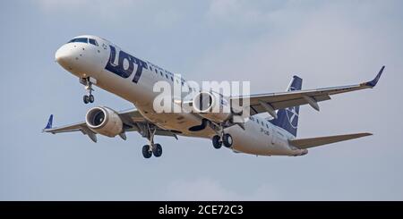 LOT Polish Airlines Embraer ERJ-195 SP-LND über die endgültige Annäherung an Flughafen London-Heathrow LHR Stockfoto