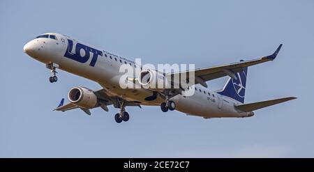 LOT Polish Airlines Embraer ERJ-195 SP-LND über die endgültige Annäherung an Flughafen London-Heathrow LHR Stockfoto