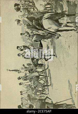 . Offizielle Geschichte des russisch-japanischen Krieges; ein lebendiges Panorama von Land- und Seeschlachten .. . NIKOLAUS II., ZAR VON RUSSLAND der kriegerische Mensch im Vordergrund des obigen Bildes vermittelt kaum die Einflüchtigung eines Mannes, der die Abrüstung der Nationen der Welt andeuten würde. Und doch war es der russische Kaiser, der vor einigen Jahren für den universellen Frieden eintrat. Das Photograpli, aus dem die Zeichnung gemacht wurde, wurde genommen, wie er war. Rückkehr zum Kaiserlichen Palast nach dem Abschied von einem abgehenden Körper von Truppen.. -TJ t-i OO S-i (X) Stockfoto