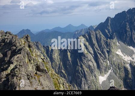 Blick auf die Belianské Tatra in der Ferne vom Gipfel Končistá in der Hohen Tatra, Slowakei Stockfoto