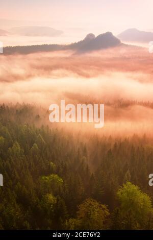 Fantastischen verträumte Sonnenaufgang auf dem felsigen Berg mit Blick ins neblige Tal Stockfoto