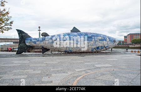 Belfast, Nordirland - 02. August 2020: Der große Fisch oder der Lachs des Wissens, der große Fisch ist eine gedruckte Keramik-Mosaik-Skulptur von John Kind Stockfoto