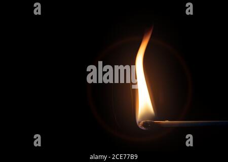Match Flamme dunklen Hintergrund Stockfoto